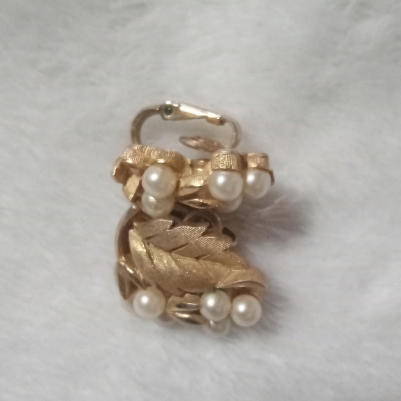 Gold Leaf Pearl Earrings - Picture 2 of 4